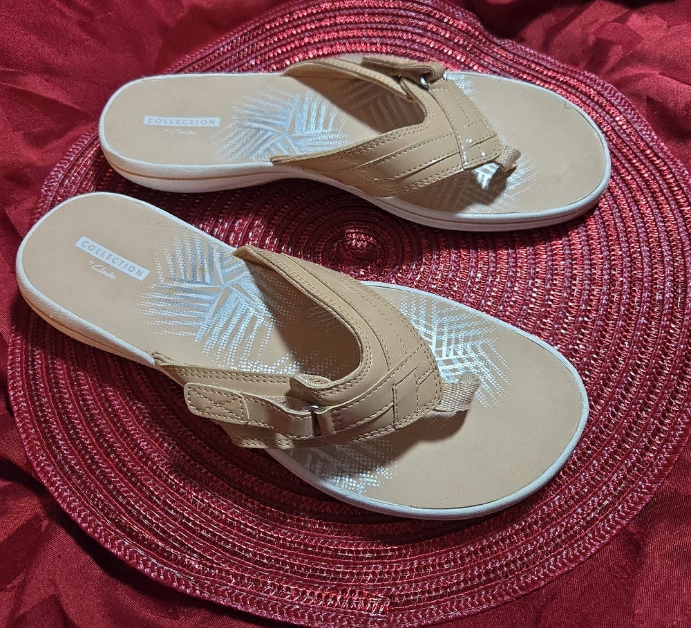 Clarks Patent Leather Tan Thong Sandals so Comfy
